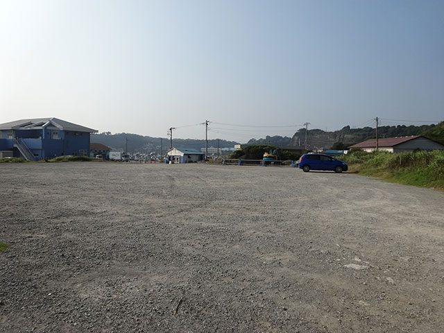 港内には広大な駐車スペースあり